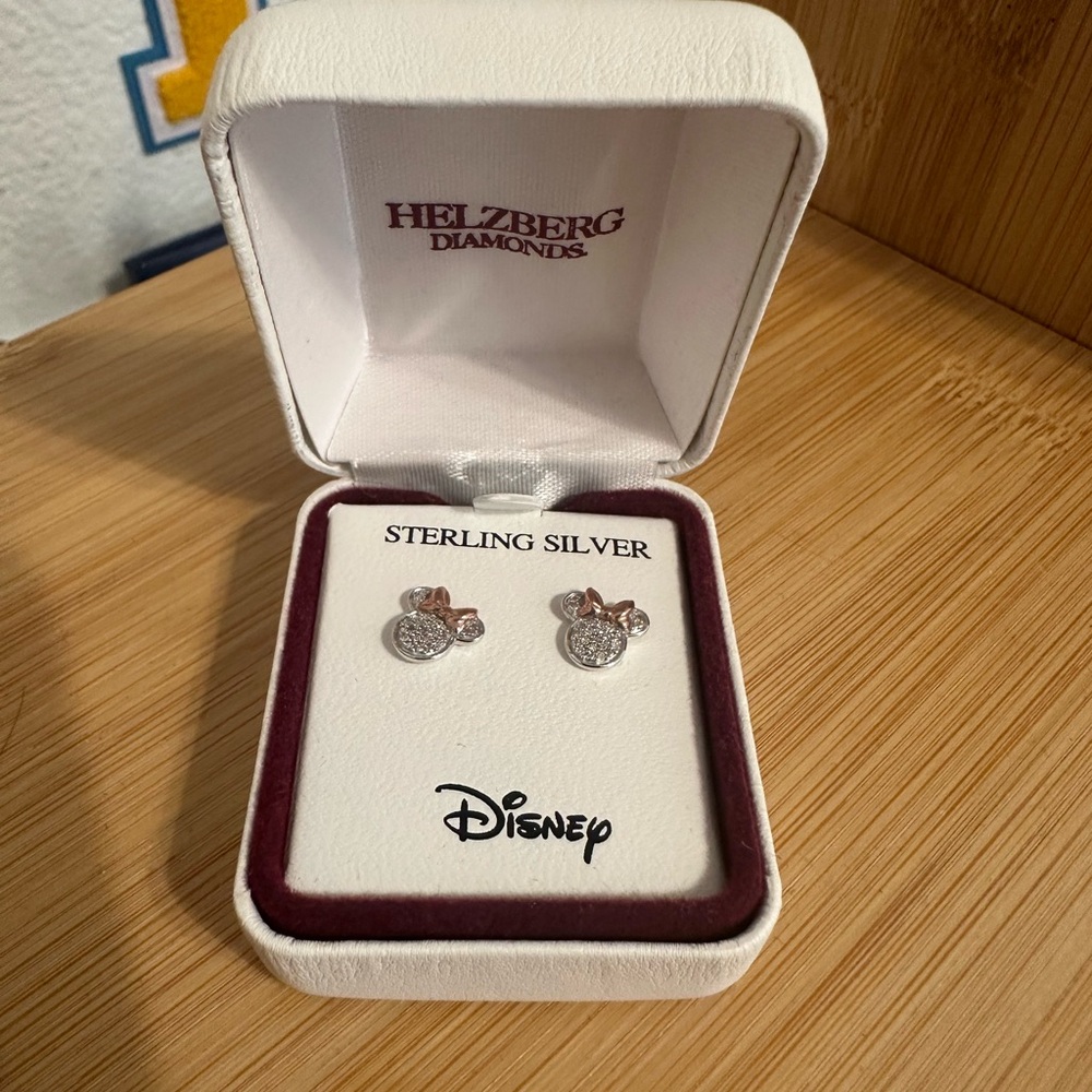 NWOT Disney Minnie Mouse Stud Earrings